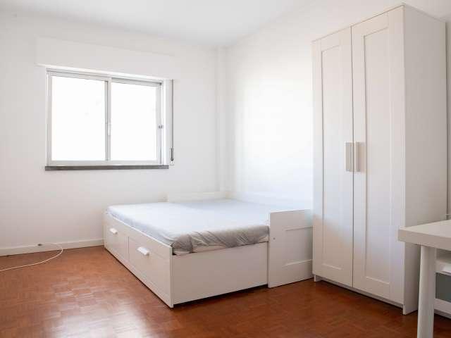 Room alugar em Linda A Velha, Pedreira dos Húngaros