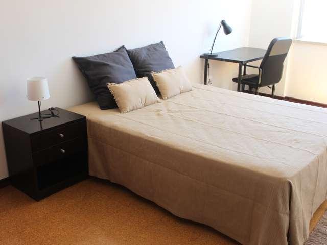 Quarto alugar em Santiago Dos Velhos, Lisboa