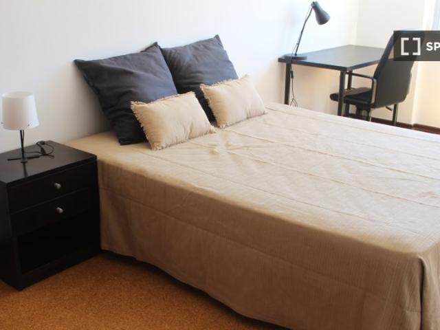 Quarto alugar em Santiago Dos Velhos, Lisboa