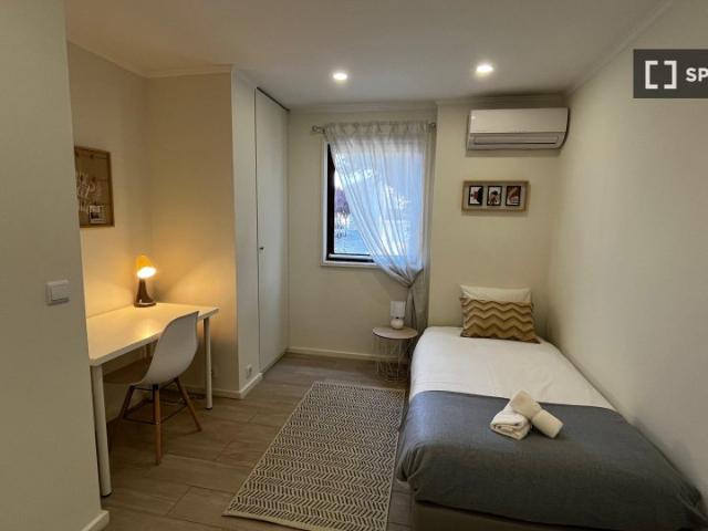 Quarto alugar em Avilhó, Porto