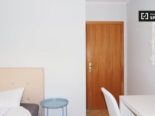 Quarto alugar em Alcaniça, Almada