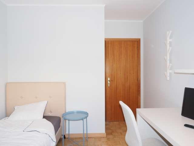 Quarto alugar em Alcaniça, Almada