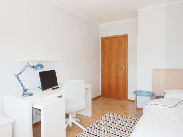 Quarto alugar em Alcaniça, Almada