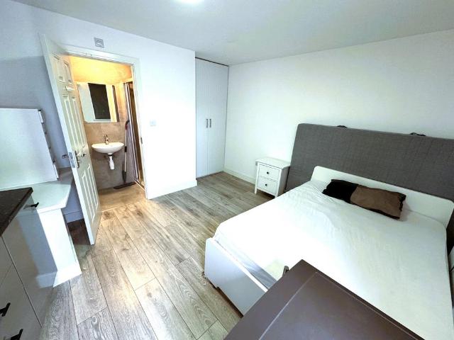 Apartment for rent in Newbury Park, Greater London