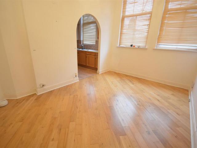 Apartment for rent in The Wells, Surrey