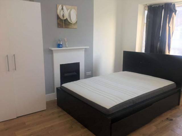 Room for rent in London Borough of Merton, Mitcham