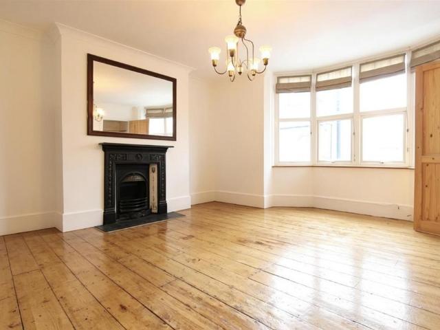 Apartment for rent in Bush Hill Park, Greater London