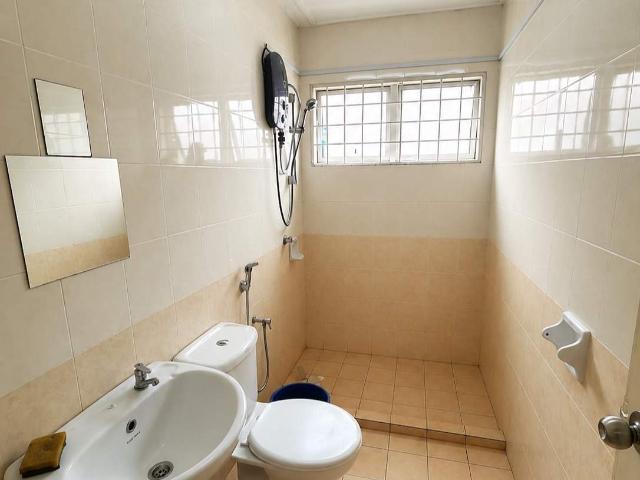 Room for rent in Petaling, Alam Impian