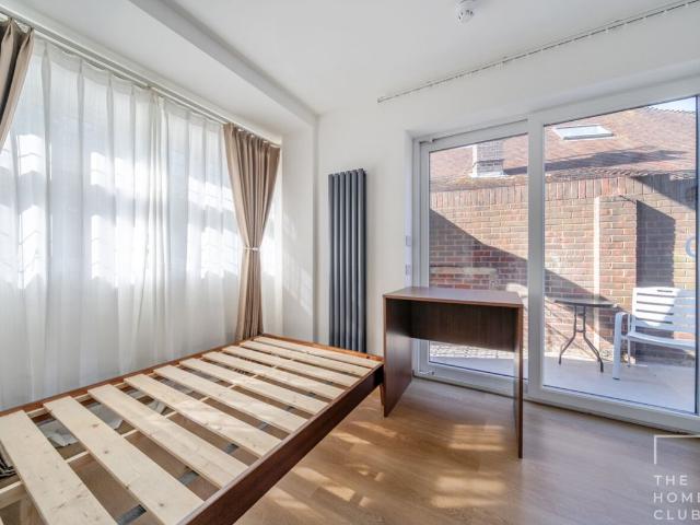 Room for rent in Westborough, Surrey