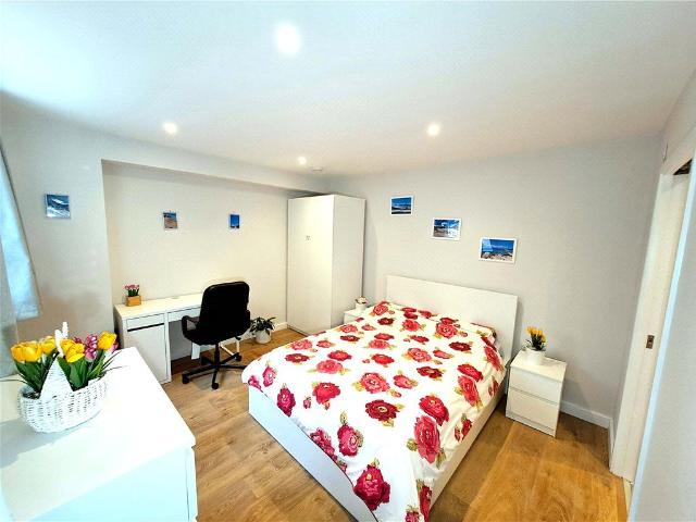 Room for rent in Westborough, Surrey