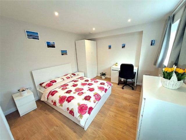 Room for rent in Westborough, Surrey