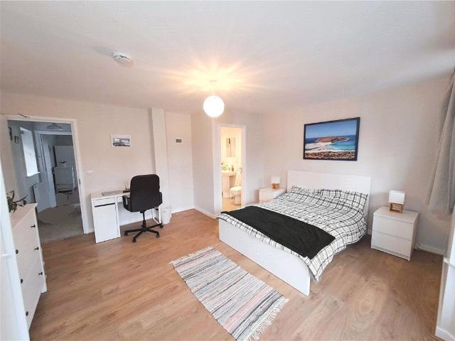 Room for rent in Westborough, Surrey