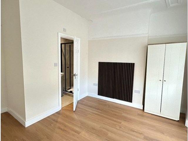 Room for rent in Sandfield Park, Calderstones