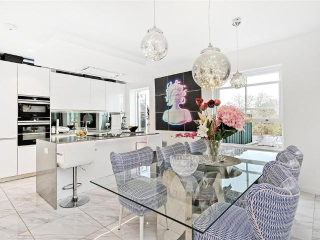 Apartment for rent in Brompton, Greater London