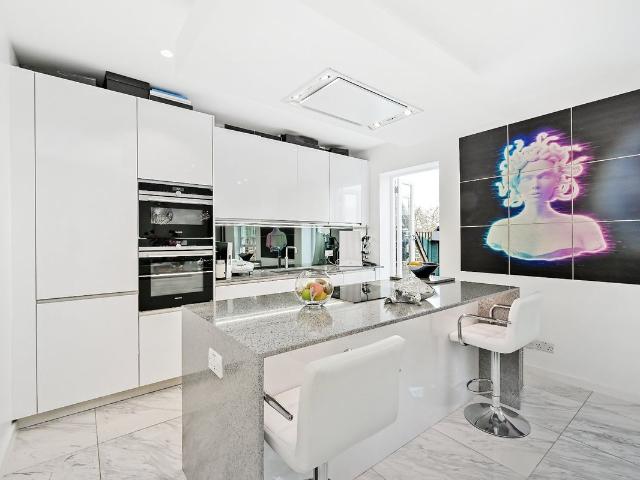 Apartment for rent in Brompton, Greater London