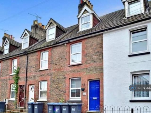 Apartment for rent in Perryfields, West Sussex