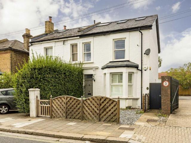 Apartment for rent in Strawberry Hill, Greater London
