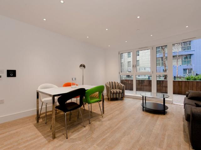 Apartment for rent in Queensland Road, Greater London