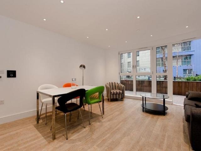 Apartment for rent in Queensland Road, Greater London
