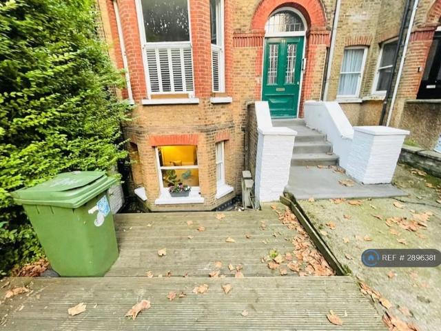 Apartment for rent in Queen's Park, Greater London
