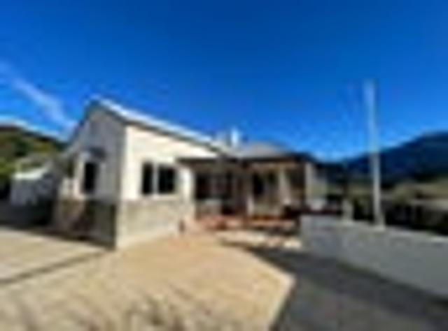 House for rent in Otakou