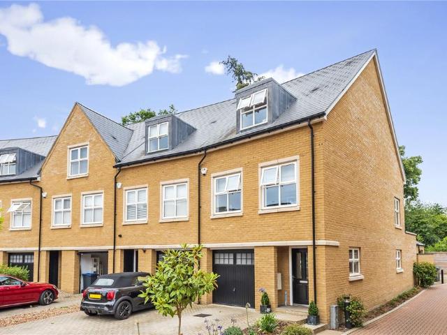 House for rent in Row Town, Surrey