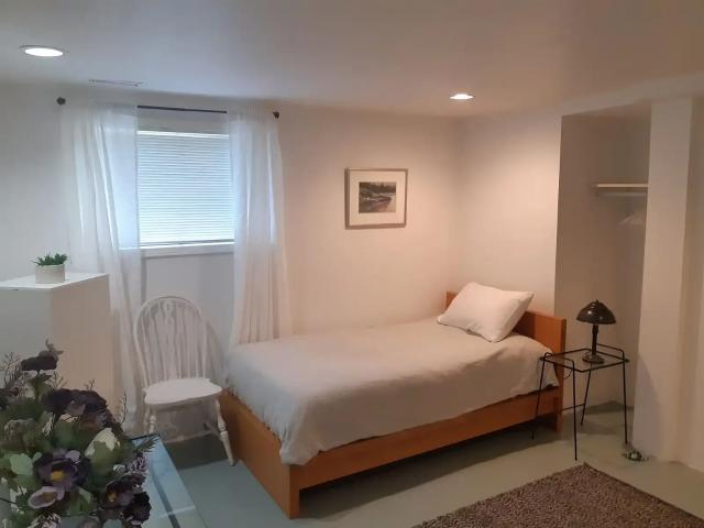 Room for rent in Lakeview, Calgary