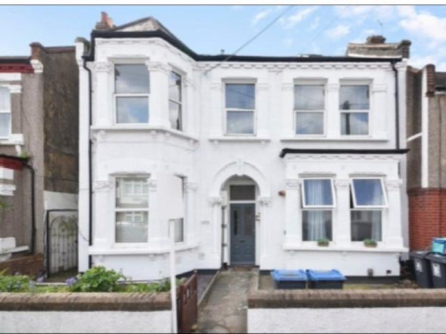 Apartment for rent in London Borough of Merton, Collier's Wood