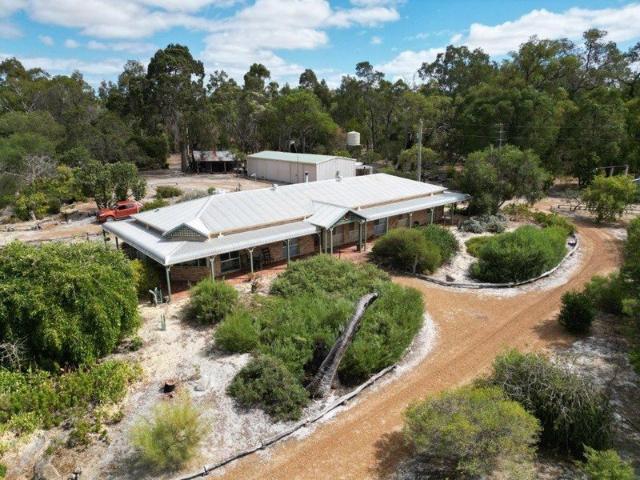 Cottage for sale in Waroona, Western Australia