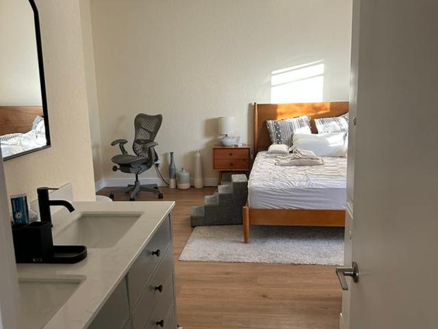 Room for rent in Canoga Park, California