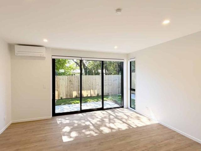 Townhouse for rent in Chaslands, Canterbury