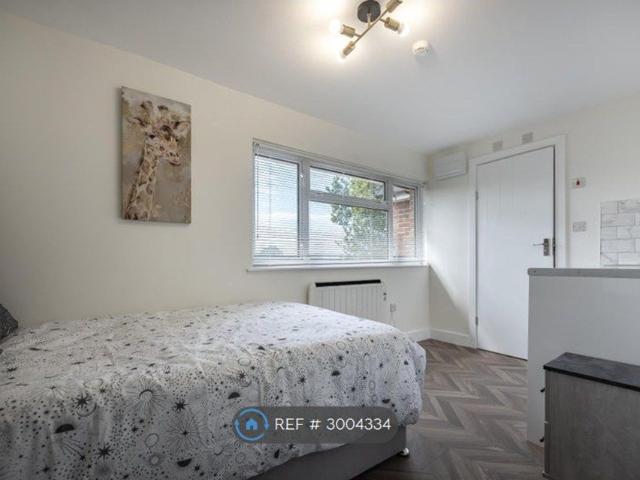 Room for rent in Trench Wood, Bourne Vale