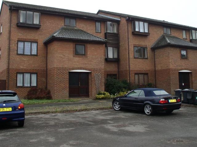 Apartment for rent in Row Town, Surrey