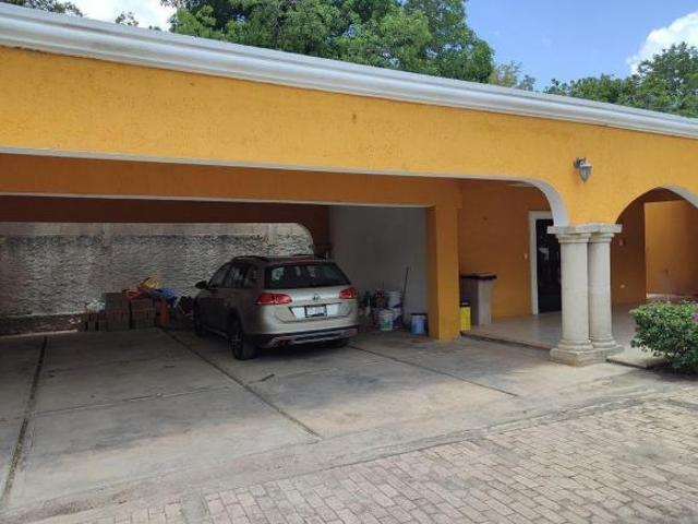 Quinta con terreno de 2,674 m2, a 100 m del entronque a Cholul