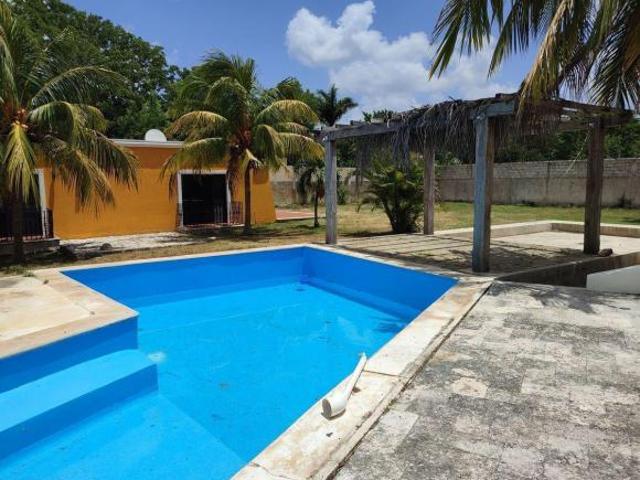 Quinta con terreno de 2,674 m2, a 100 m del entronque a Cholul