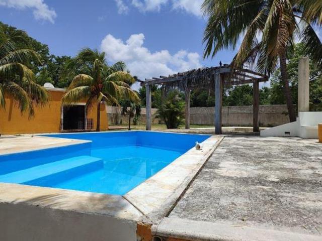 Quinta con terreno de 2,674 m2, a 100 m del entronque a Cholul