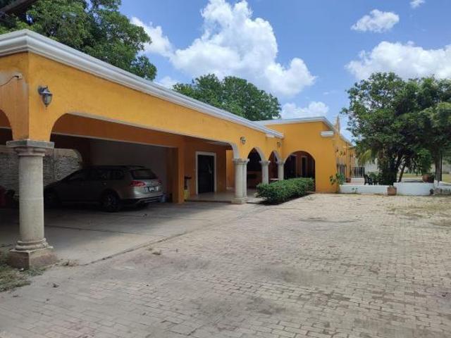 Quinta con terreno de 2,674 m2, a 100 m del entronque a Cholul