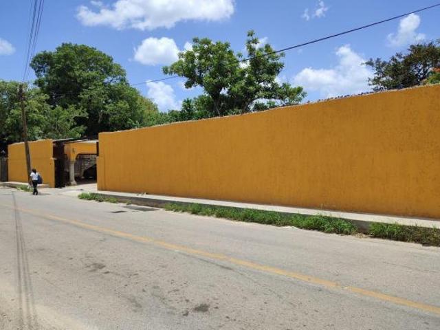 Quinta con terreno de 2,674 m2, a 100 m del entronque a Cholul