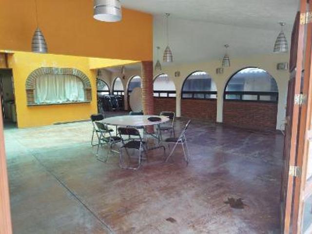 QUINTA en venta con amplio salón y jardín para eventos sociales