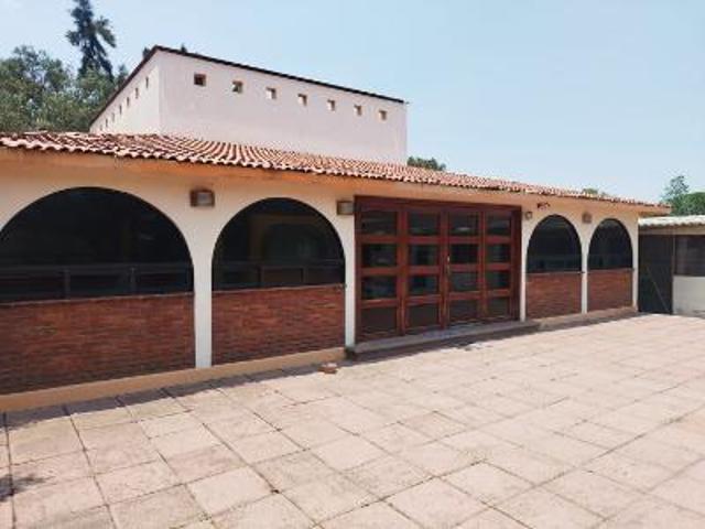 QUINTA en venta con amplio salón y jardín para eventos sociales