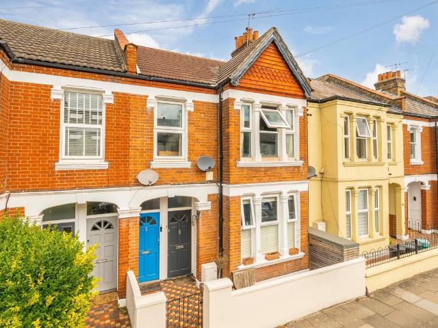 Apartment for rent in Summerstown, Greater London