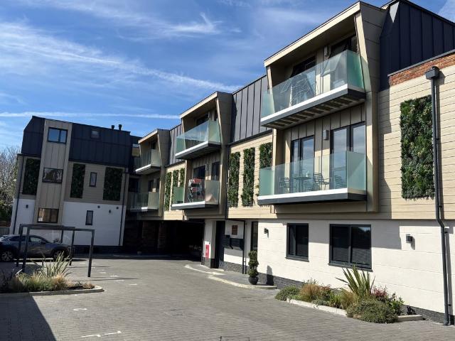 House for rent in Row Town, Surrey