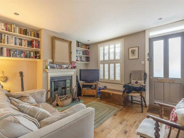 House for rent in Strawberry Hill, Cat Hill