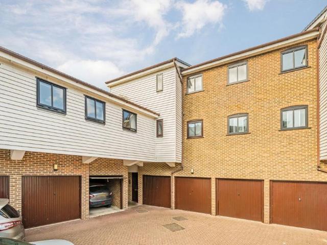 Apartment for rent in Norbiton, Greater London