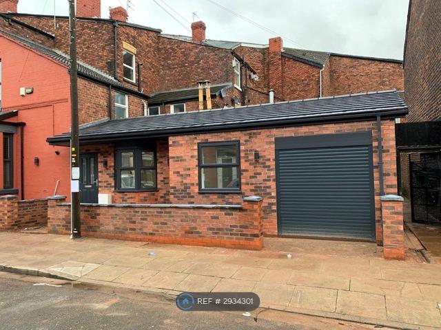 House for rent in Calderstones