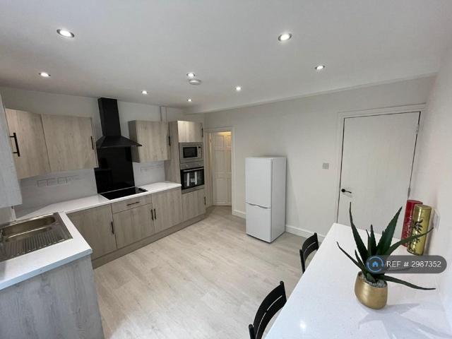 House for rent in Maidenhall, Key Street
