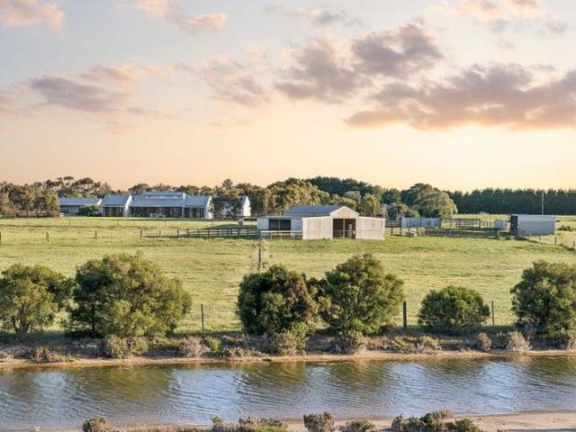 Cottage for sale in Connewarre, Victoria