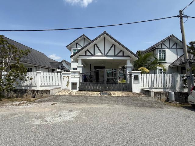 Bungalow for sale in Malaka