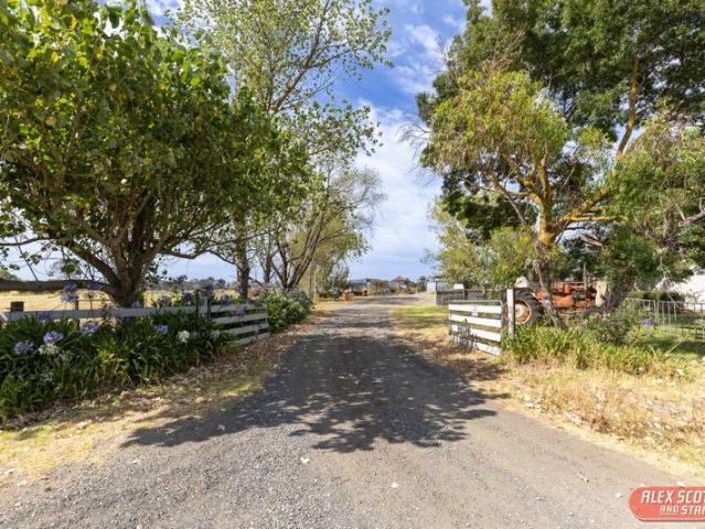 Cottage for sale in Camerons Creek, Victoria