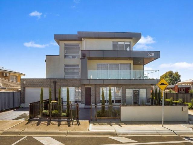 Townhouse for sale in Sydenham, Melbourne